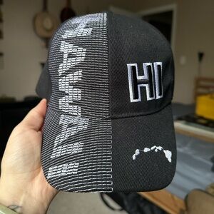 Black and White Hawai’i Embroidered Cap